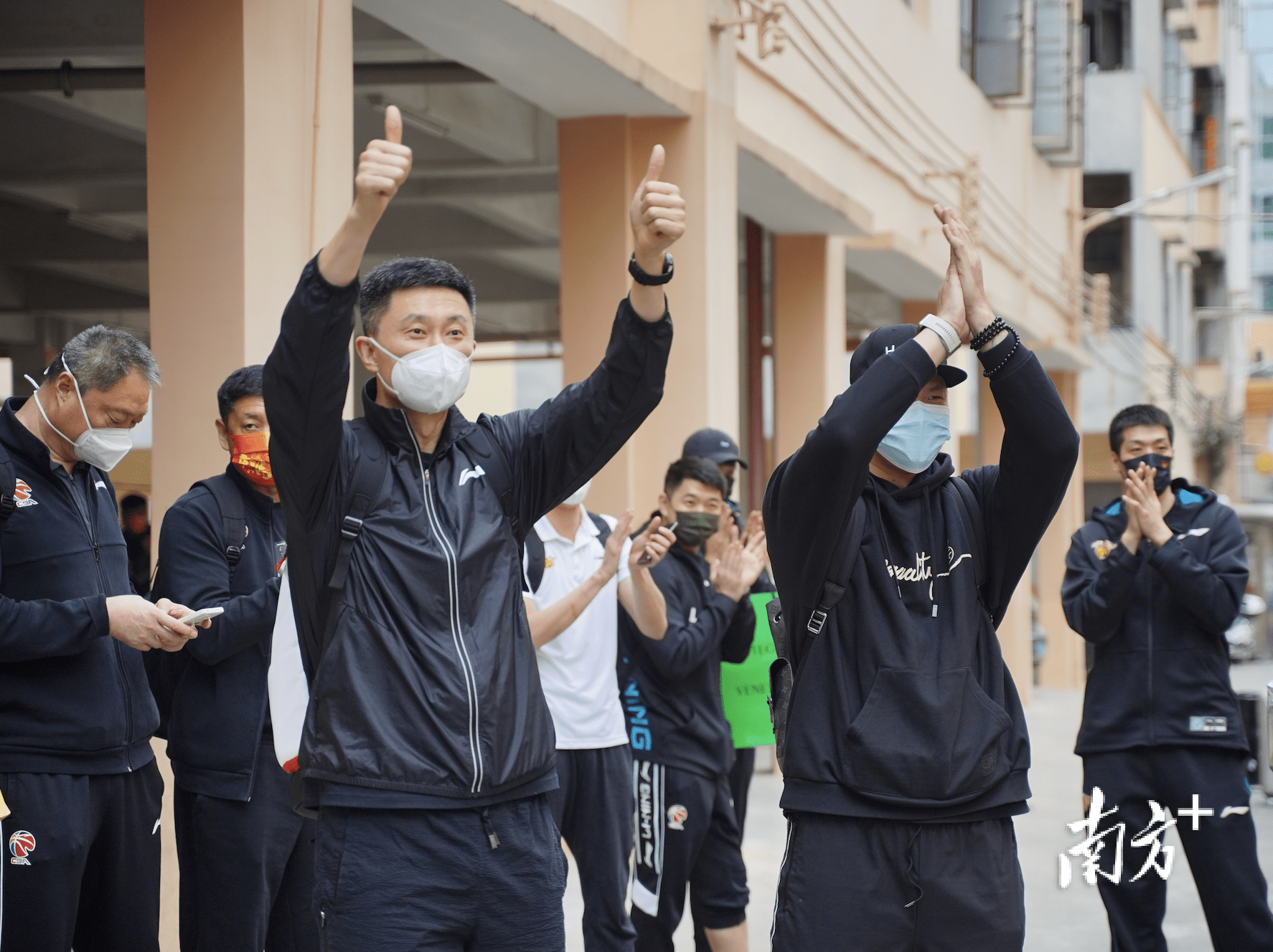 -辛勤训练，球队凭借拼搏实力赢得掌声