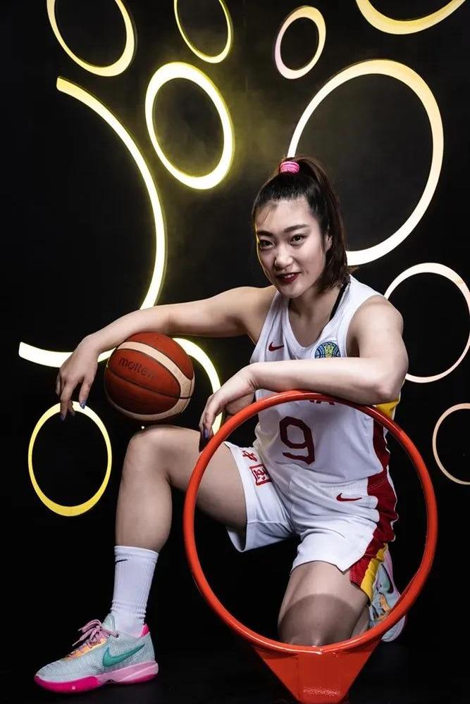 包含女子篮球联赛首轮比赛激烈展开，球员表现亮眼的词条