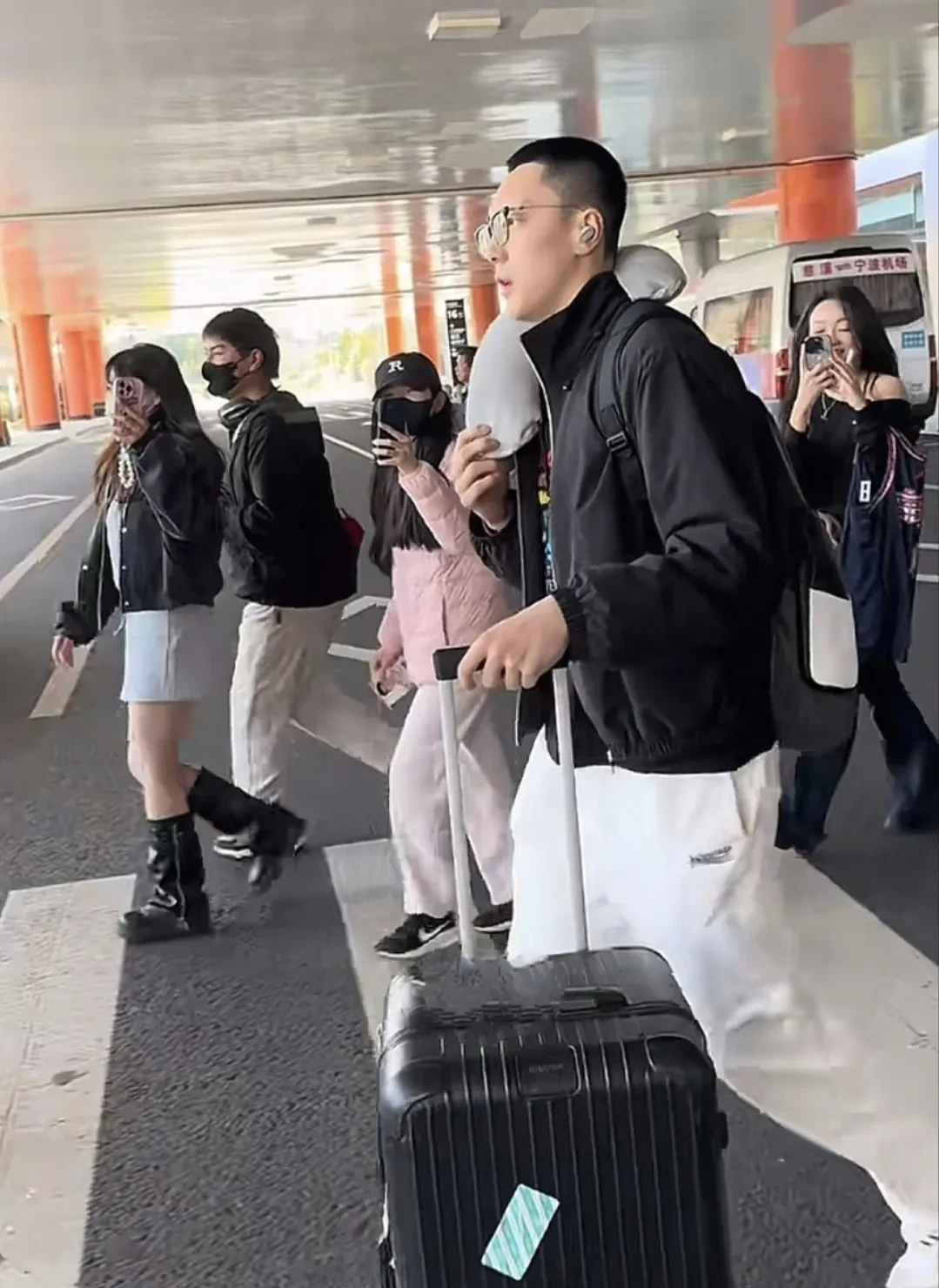 华体会官网体育-包含广东队球员表现亮眼，赢得粉丝支持的词条