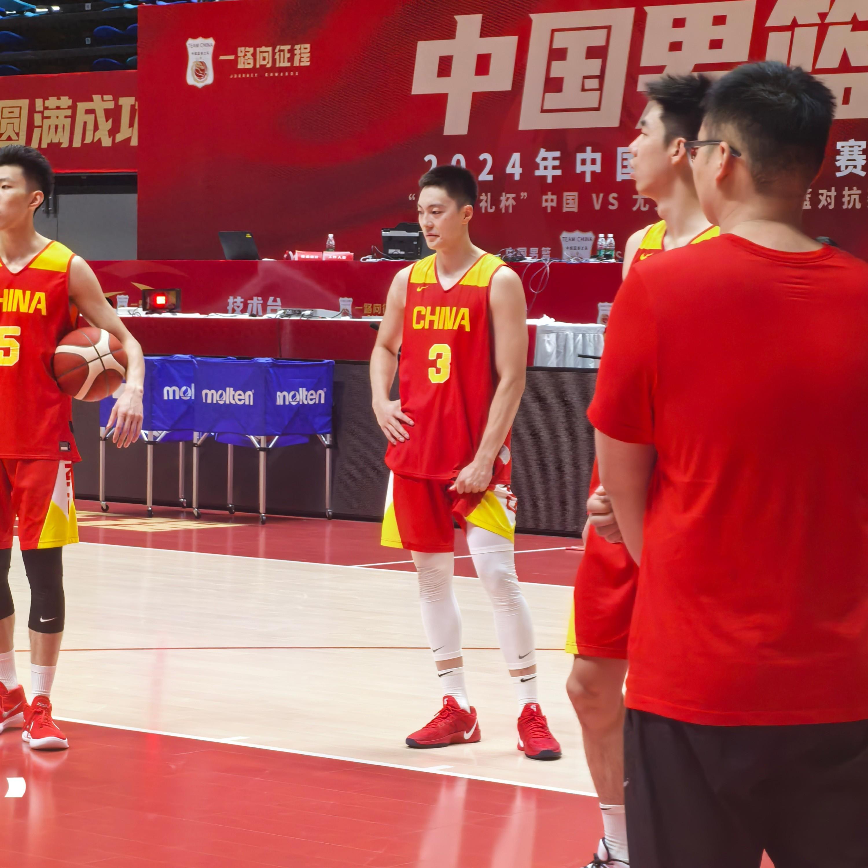 韩国男篮球员连夜训练，为杀入决赛拼尽全力！