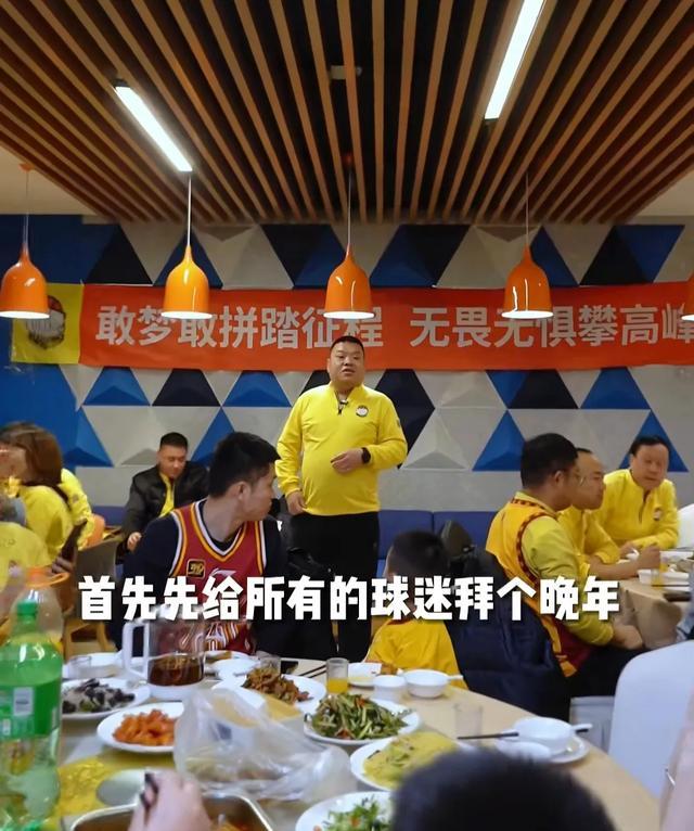 篮球明星街头赛事精彩开打，球迷热情高涨